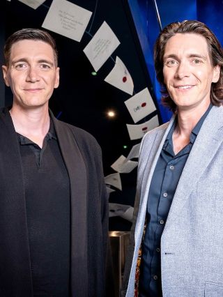 ✨ Seznamte se... James a Oliver Phelps, dvojčata, která dala život Fredovi a Georgovi Weasleyovým! James a Oliver se...